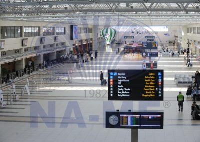 Antalya Havalimanı check-in salonu ve uçuş bilgi ekranları