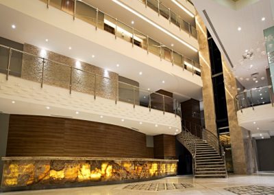 Karbala Rayhaan Hotel'in lobi merdiveni ve dekoratif metal balkonları
