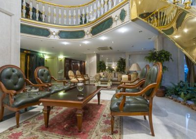InterContinental Taksim Hotel'deki kavisli asma katın altındaki oturma alanı