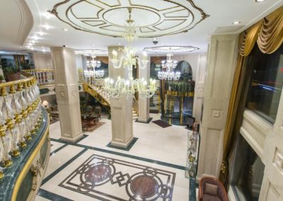 InterContinental Taksim Hotel lobisinin üst kattan görünümü
