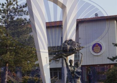 Yenimahalle Belediyesi hizmet binası önündeki heykel ve kurum amblemi