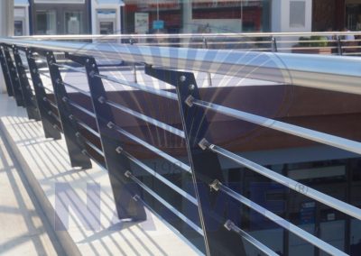 OSTİM Finans ve İş Merkezi'ndeki metal korkuluk detayı