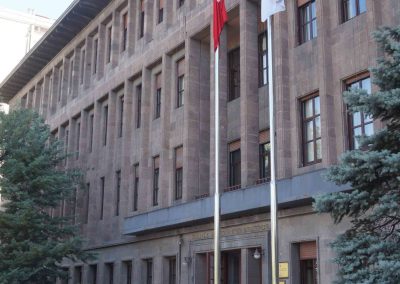 Tarihî bina önündeki paslanmaz çelik bayrak direkleri