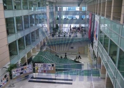 TOBB Üniversitesi'nin çok katlı cam atriyumu