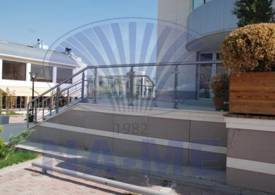 Mezzaluna restoranının yükseltilmiş terası ve cam korkuluğu