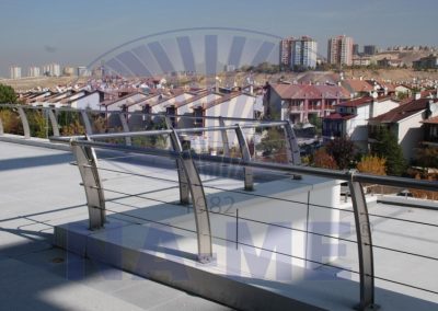 Yenimahalle Belediyesi binasının çatı terasındaki paslanmaz çelik korkuluk