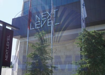 Next Level AVM girişindeki paslanmaz çelik bayrak direkleri