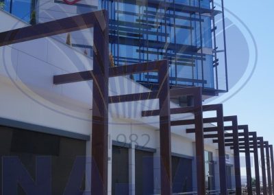 OSTİM Finans ve İş Merkezi cephesindeki çelik gölgelik çerçeveleri