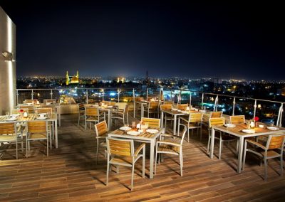 Karbala Rayhaan Hotel'in kent manzaralı çatı yemek terası