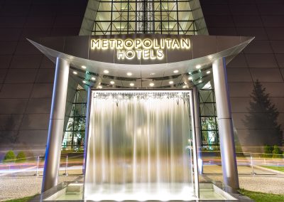 Aktif Metropolitan Hotel girişindeki paslanmaz çelik su perdesi
