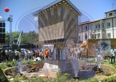 Gaziantep kent meydanındaki anıtsal süs havuzu ve su jetleri