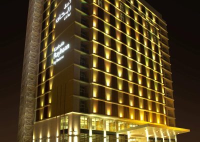 Karbala Rayhaan Hotel dış cephesinin gece görünümü