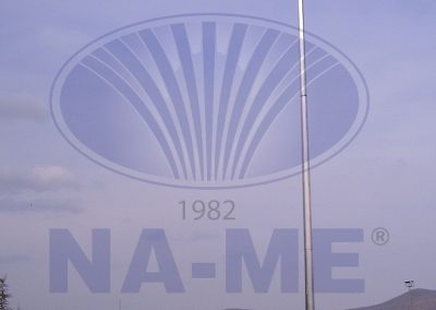 Gökyüzüne uzanan paslanmaz çelik bayrak direği