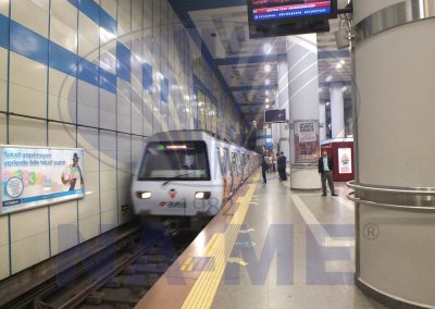 Taksim metro istasyonu peronundaki metro treni
