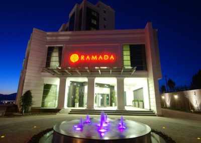 Kahramanmaraş Ramada Hotel girişi ve süs havuzunun gece görünümü