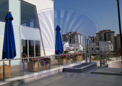 Alımcı Park AVM terasındaki cam korkuluk ve mavi şemsiyeler