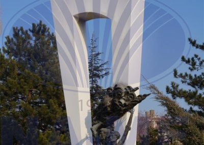 Yenimahalle Belediyesi ek hizmet binası önündeki heykel ve beyaz kolon