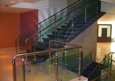 Rixos Grand Hotel'deki iç merdiven ve cam korkuluklar