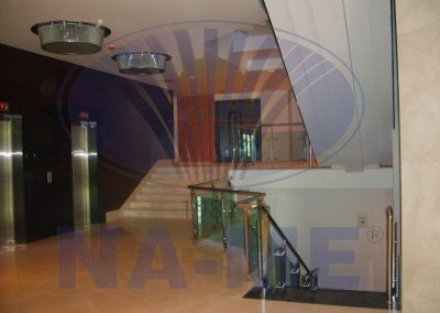 Rixos Grand Hotel'in lobi merdiveni ve cam korkuluğu