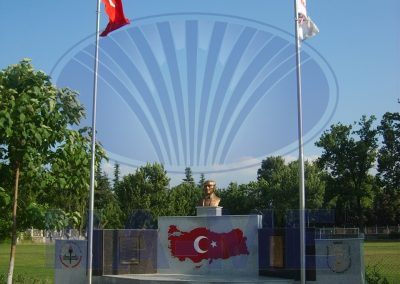 Kurumsal girişteki çift paslanmaz çelik bayrak direği
