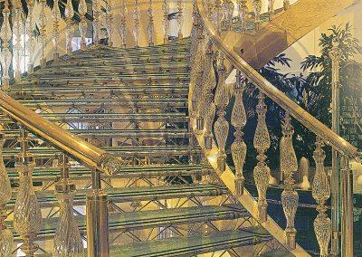 InterContinental Taksim Hotel'deki cam merdiven korkuluğu detayı