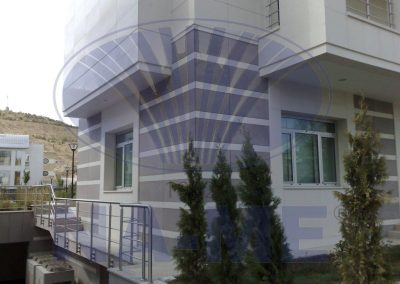 Alımcı Park AVM'nin dış cephesi ve metal teras korkuluğu