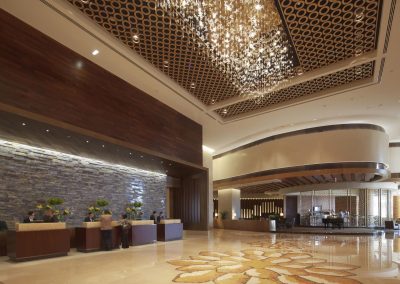 Karbala Rayhaan Hotel'in geniş lobi ve resepsiyon alanı