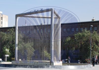 Ankara Akay Kavşağı'ndaki paslanmaz çelik su perdesinin yandan görünümü