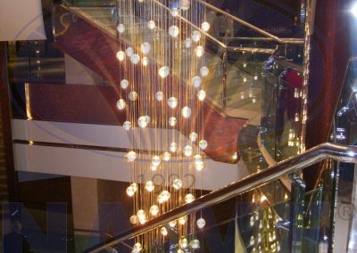 Rixos Grand Hotel'deki cam merdivenin yanında dekoratif aydınlatma