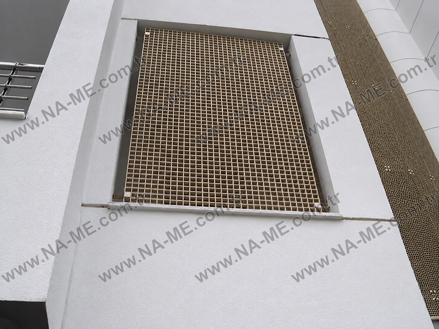 Yapı cephesinde lineer havalandırma ızgarası detayı