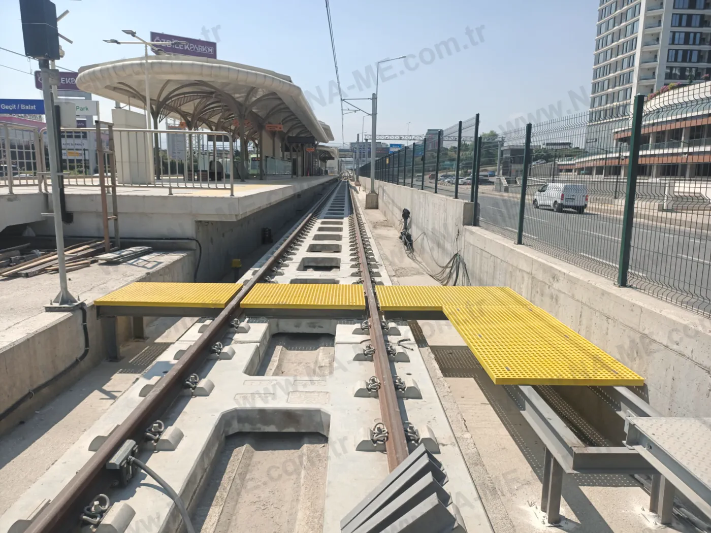 Raylı Sistemlerde CTP Kompozit Izgara Uygulaması Raylı sistem hattında sarı CTP kompozit ızgara yürüme platformu