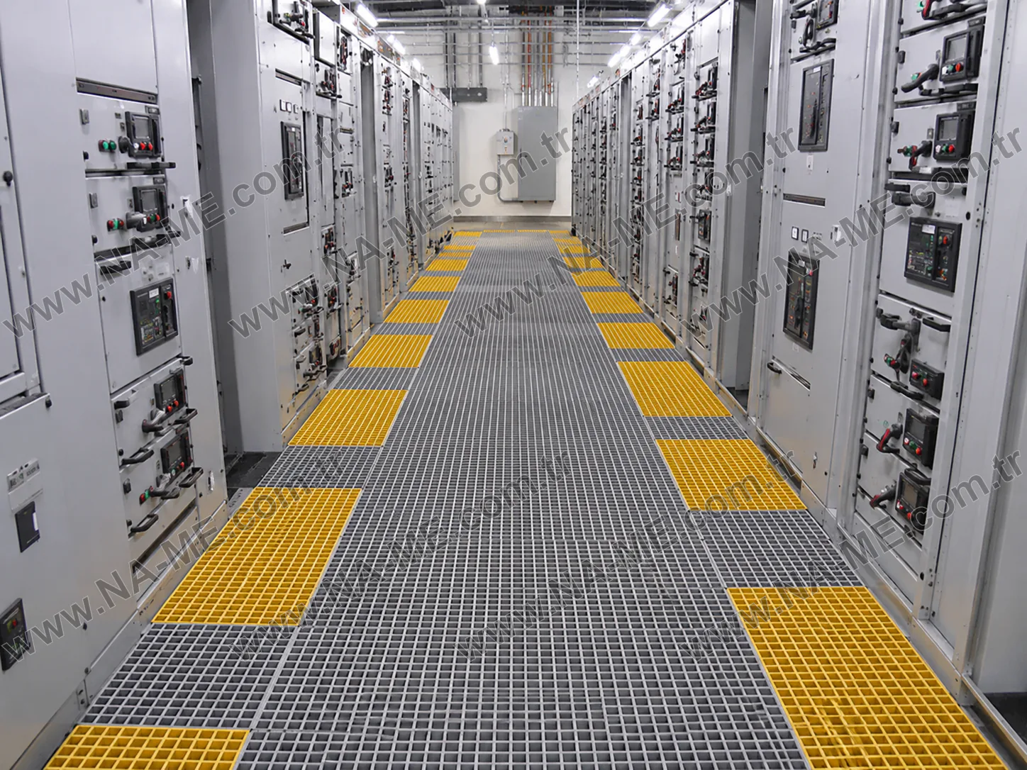Elektrik panosu önünde sarı CTP ızgara iş güvenliği uygulaması