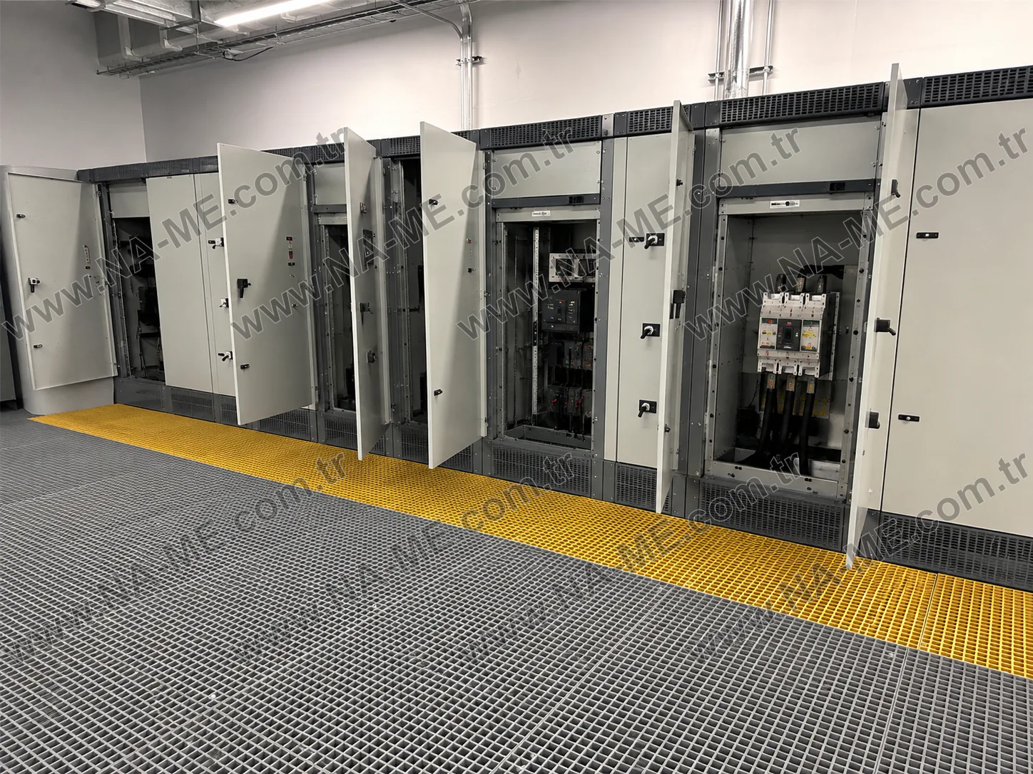 Elektrik panosu önünde CTP ızgara platform