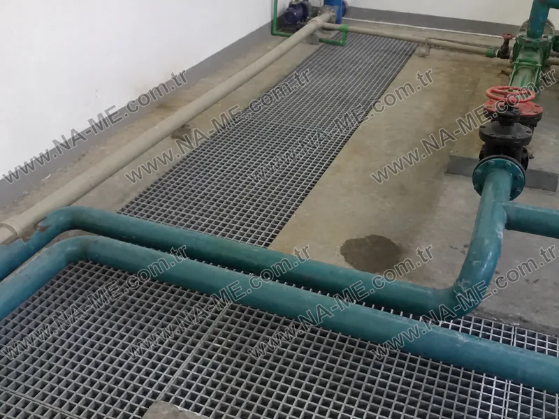 Endüstriyel tesiste GFK ızgara ile oluşturulmuş yürüme yolu
