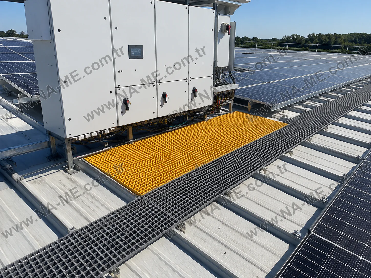 Güneş enerjisi inverterleri önünde CTP ızgara bakım platformu