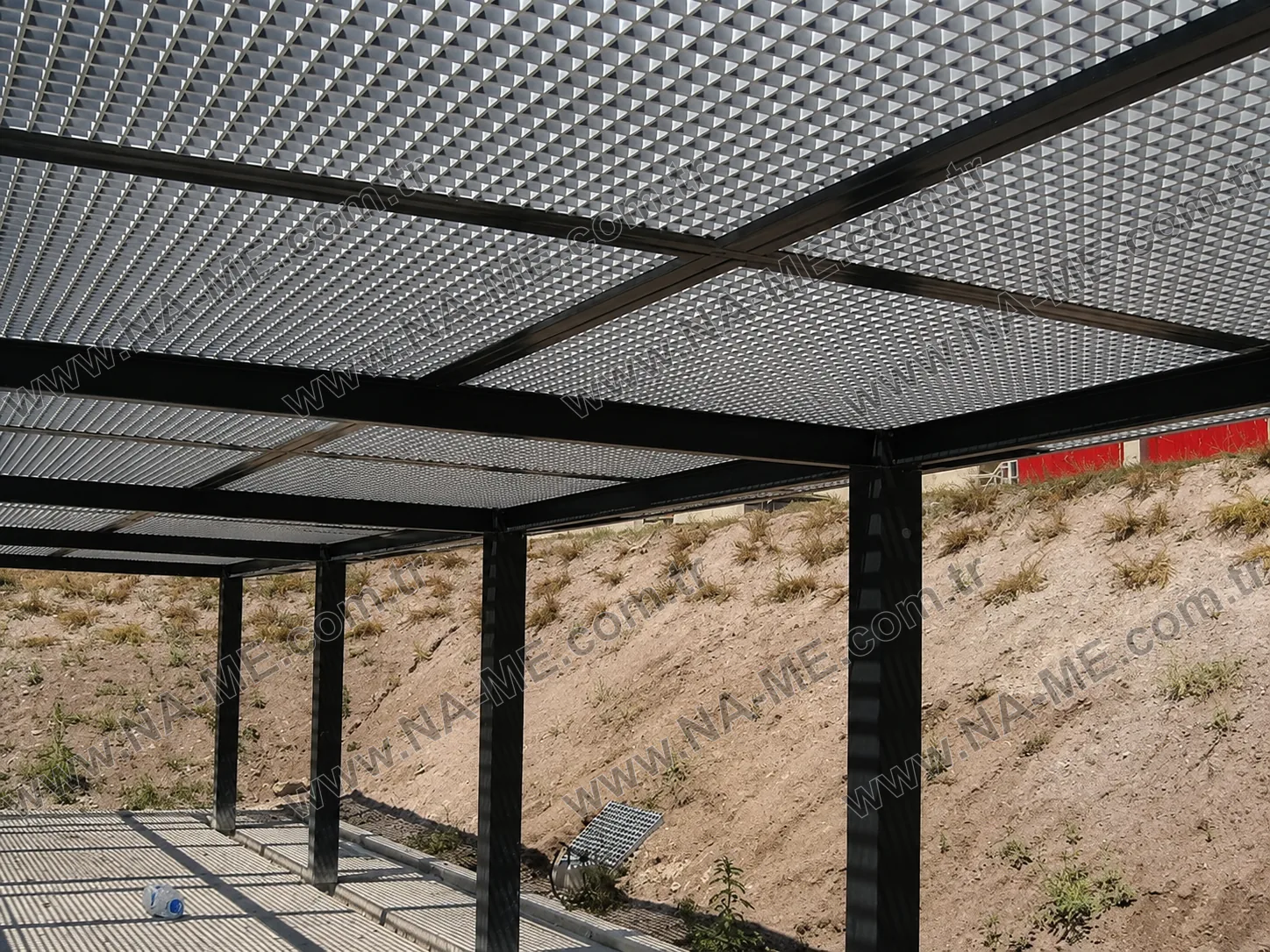 Izgara biçimli panellerden oluşan gölgeleme üst örtüsünün alt görünümü