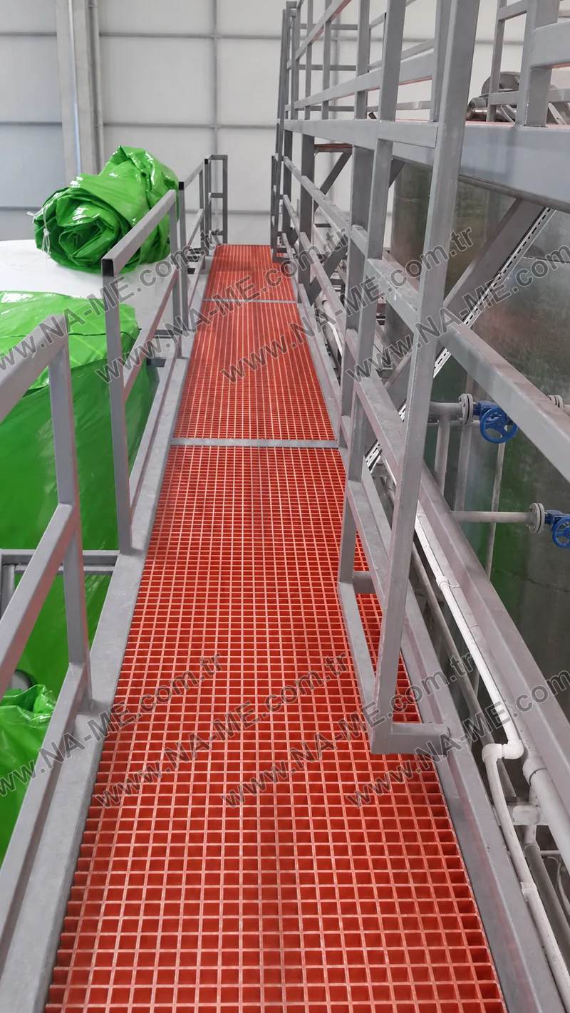 Islak proses alanında kaymaz yüzeyli FRP ızgara yürüme yolu