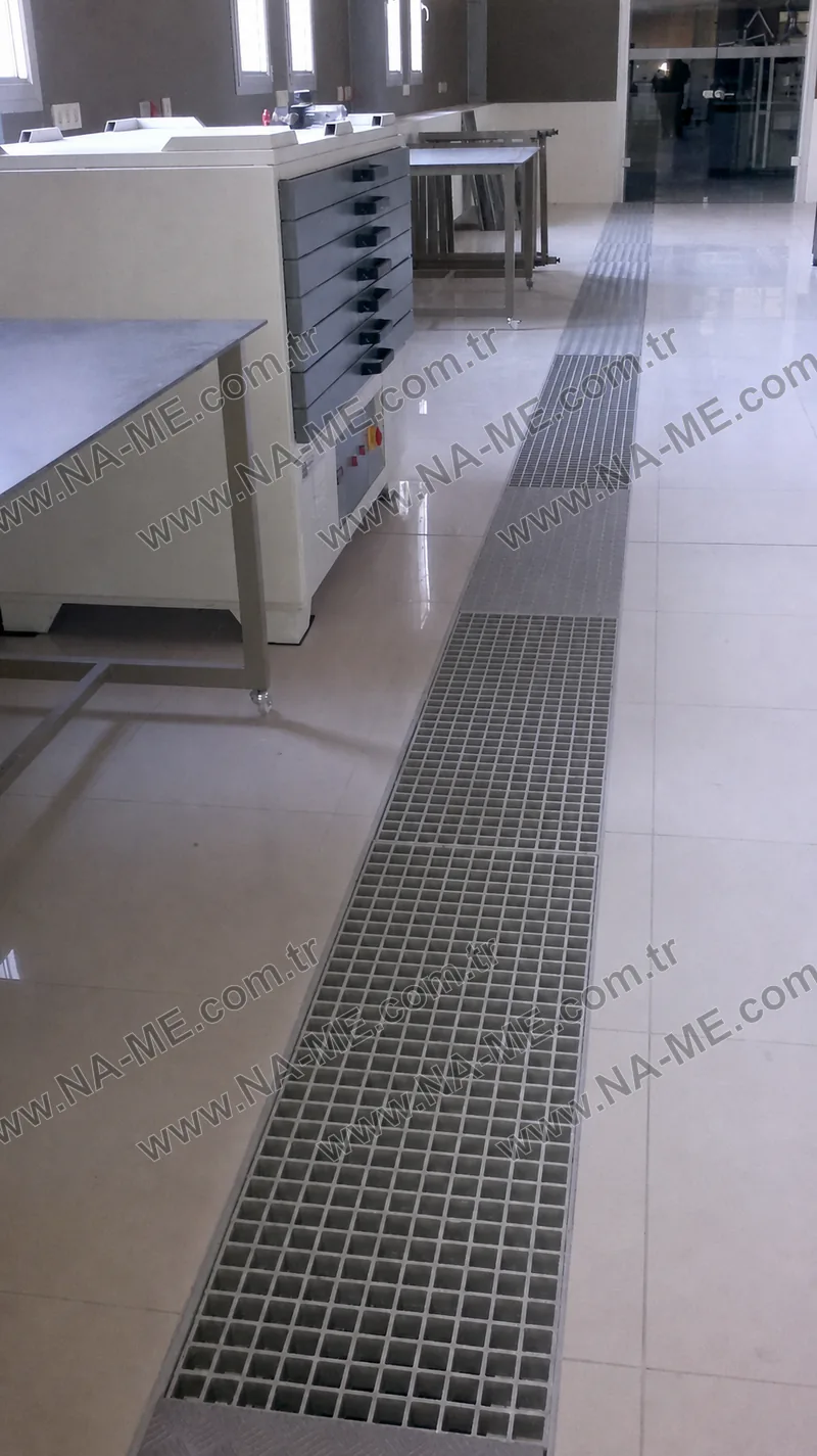 Kanal hattında kapalı kompozit kapak ile açık gözlü ızgaranın birlikte kullanımı