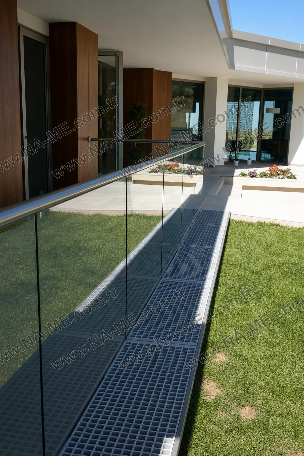 Cam korkuluklu rampanın kenarında lineer ızgara ve drenaj detayı