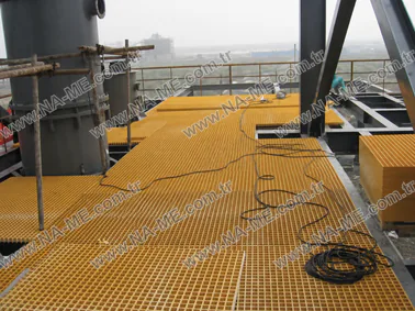 Farklı renkli CTP ızgara panellerle oluşturulmuş yürüme yolu