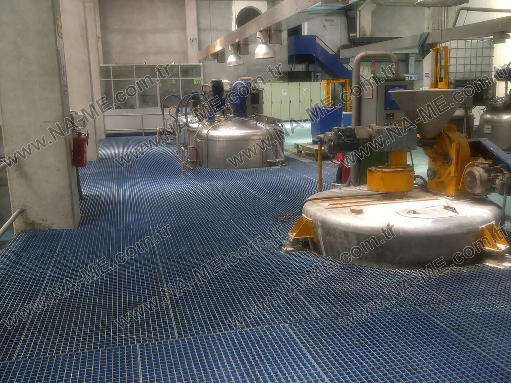 Kimya tesisinde renkli FRP ızgara panellerle oluşturulmuş platform