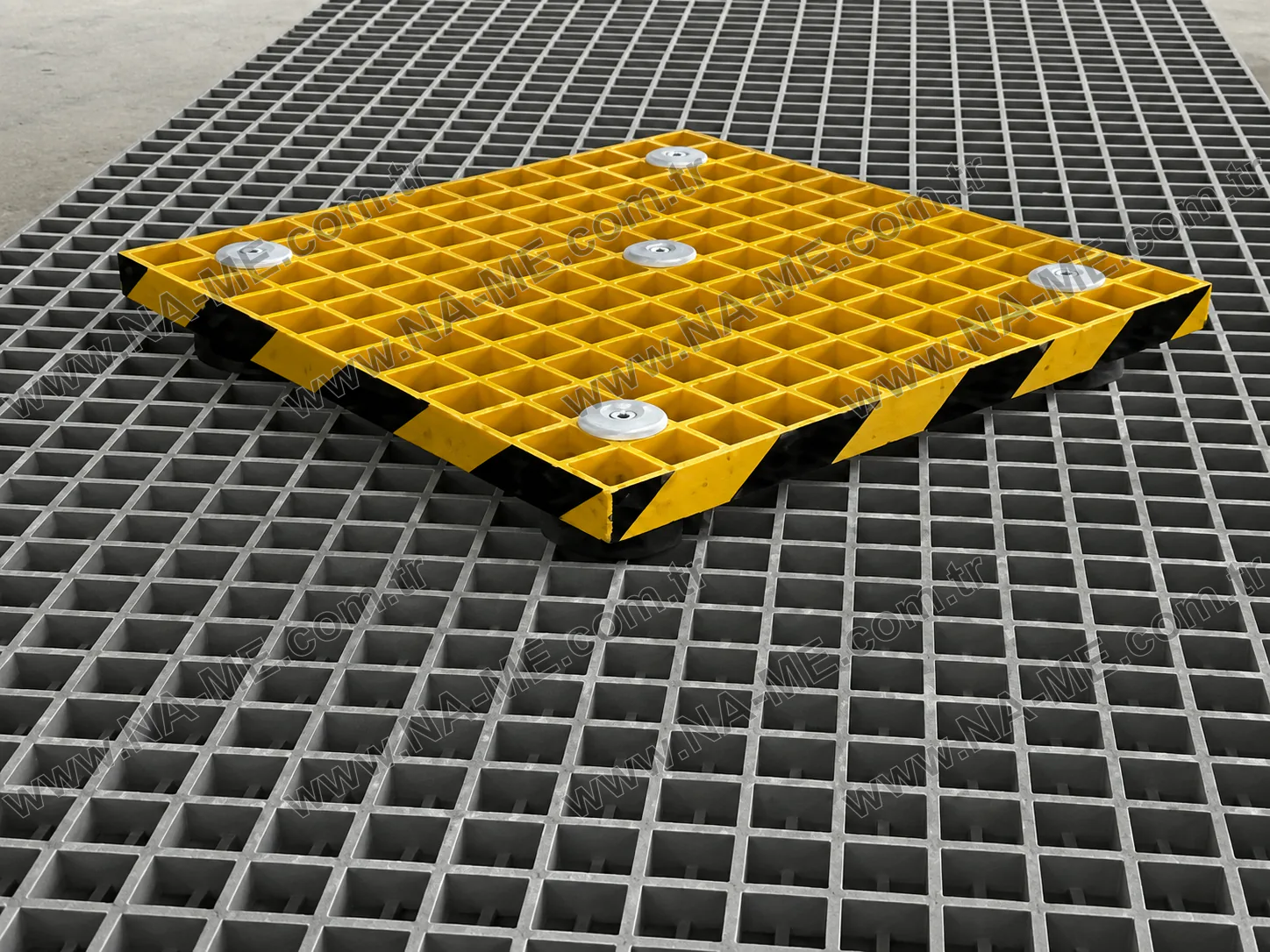 Elektrik ekipmanı önünde sarı mini-mesh CTP platform