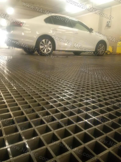 Grey grating floor in a vehicle service area