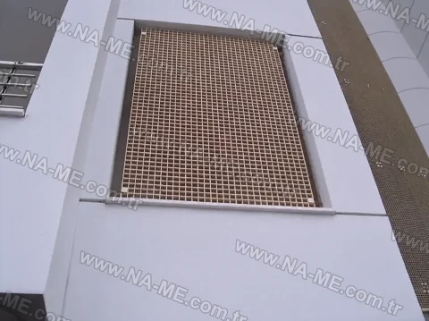 Grating panel over a facade ventilation opening