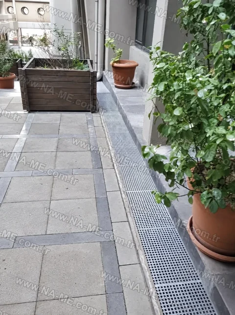Flush drainage line in a building's inner courtyard