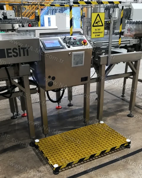 Yellow grating platform for an operator on a filling line