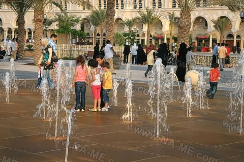 Grating flooring in a fountain pool at a city square