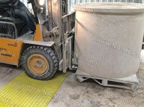 Yellow grating floor under forklift traffic