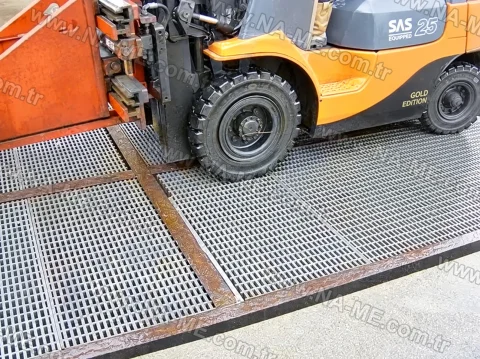 Wide grating flooring under a forklift load