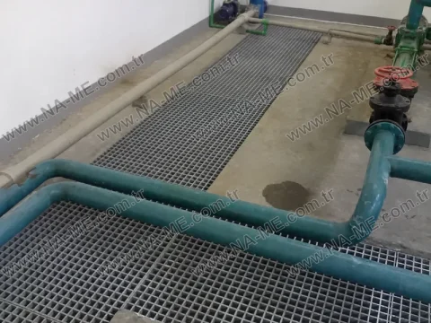 Grating floor between pipelines in a pump room